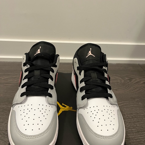 Jordan 1 low - brand new, bought and they are too small. 100% authentic. - Picture 3 of 5